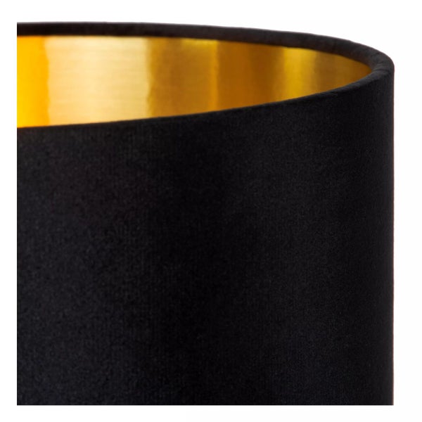 Nahaufnahme eines Lampenschirms aus schwarzem Samt mit goldfarbener Innenseite