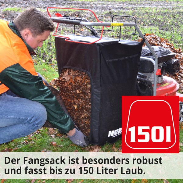 Laubsack an einem Rasenmäher mit einer Person, die den Sack inspiziert