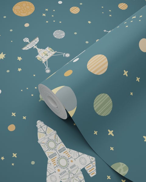 Vliestapete mit Weltraum-Motiv, Planeten, Raketen und Sternen auf blauem Hintergrund.