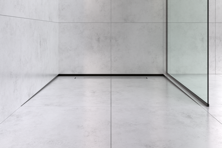 Bodenebene Dusche mit großformatigen Fliesen in Betonoptik, einer schmalen Duschrinne und einer Duschwand aus Glas.