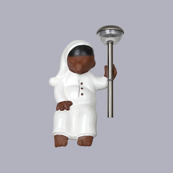 Dekorative Gartenfigur Sandmännchen aus Keramik mit einer Solarleuchte.