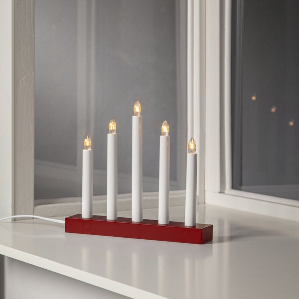Elektrischer Kerzenleuchter mit fünf Lichtern auf einer Fensterbank
