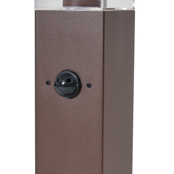 Nahaufnahme eines Bewegungssensors an einer Außenstandleuchte aus strukturiertem Metall.