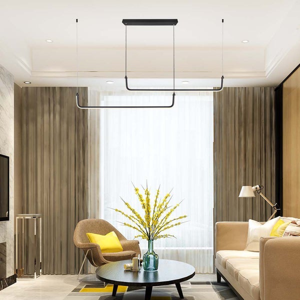 Modernes Wohnzimmer mit Sofa, Sessel, Tisch und rechteckiger Hängeleuchte