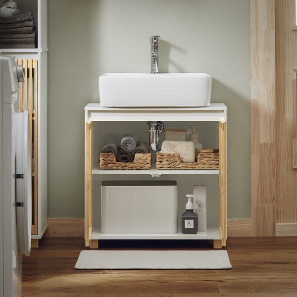 Waschtischunterschrank mit Waschbecken, Handtüchern und Badutensilien für das Badezimmer