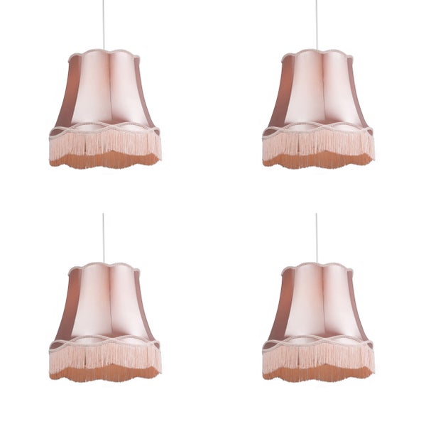 Rosa Lampenschirm für Pendelleuchten aus Stoff im Vintage-Stil mit dekorativen Fransen und Borte.