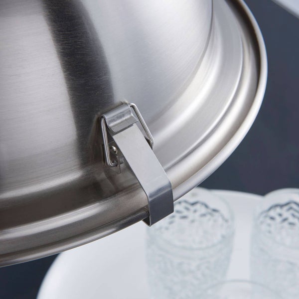 Detailaufnahme eines Edelstahlbehälters mit Verschlussmechanismus