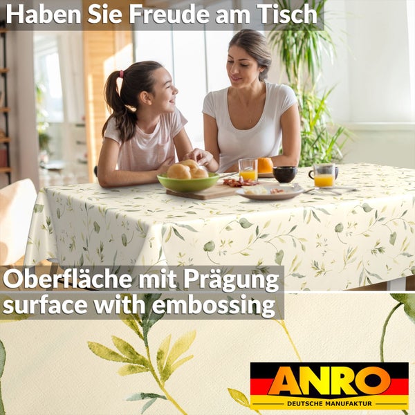 Tischdecke mit botanischem Blattmuster und geprägter Oberfläche in einer hellen Wohnraumszene. ANRO Logo.