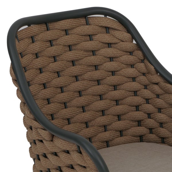 Detailansicht eines geflochtenen Gartenstuhls mit Metallrahmen