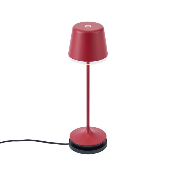 Rote matte Tischleuchte mit konischem Schirm, schlankem Stab und schwarzer Ladestation.