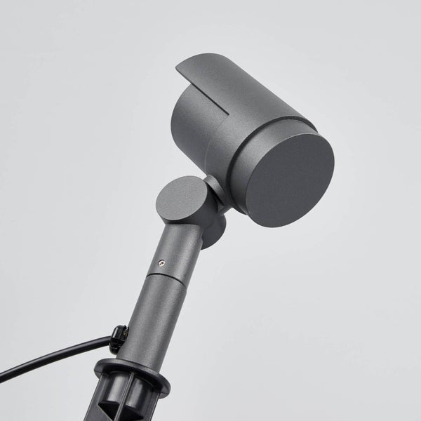 Verstellbarer Gartenstrahler in Anthrazit mit Erdspieß für die Außenbeleuchtung.