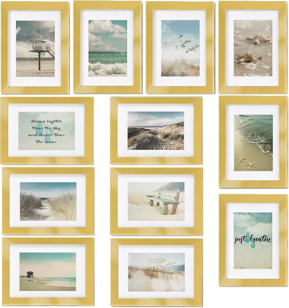 Set aus elf Bilderrahmen mit maritimen Motiven, Strandthemen und Zitaten in goldfarbenen Rahmen für eine dekorative Wandgestaltung.