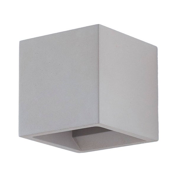 Wandleuchte aus Beton in Würfelform.