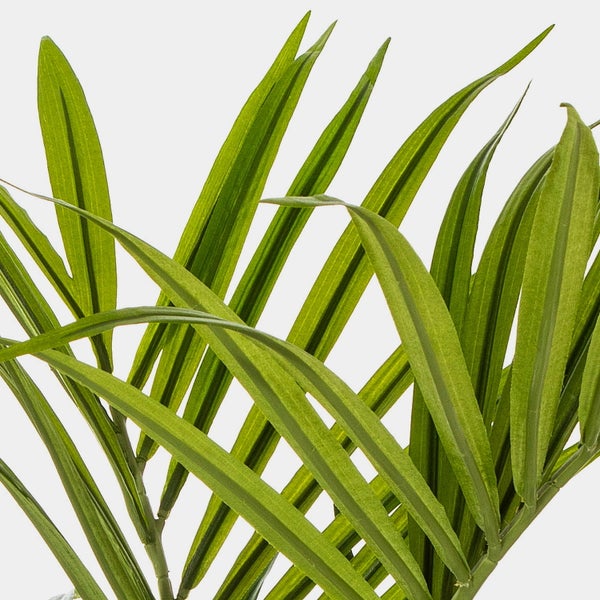 Detailansicht des Stammes einer künstlichen Palme im schwarzen Kunststofftopf mit naturgetreuer Faserstruktur.