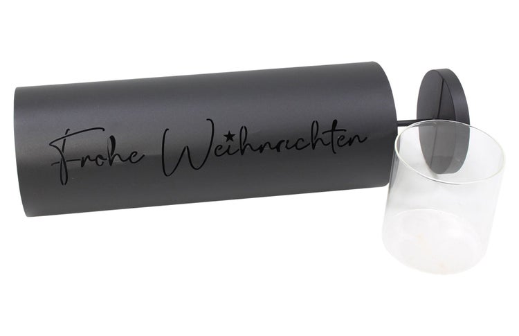 Weihnachtliche Tischleuchte aus Metall mit dem Schriftzug Frohe Weihnachten und einem Glaseinsatz für Teelichter.