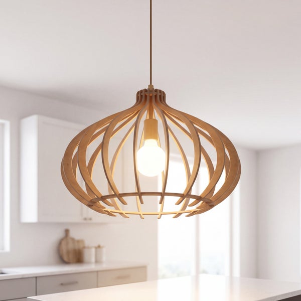 Moderne Pendelleuchte aus geschwungenen Holzlamellen mit sichtbarem Leuchtmittel in einer hellen Küche.
