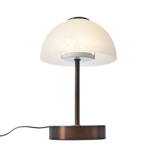Tischleuchte mit bronzefarbenem Metallfuß und halbrundem Glasschirm in Alabaster-Optik.