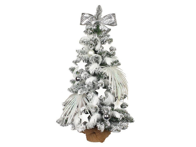 Künstlicher Weihnachtsbaum mit künstlichem Schnee, dekoriert mit Kugeln, Sternen, Federn und einer Schleife, im Jutesack stehend.