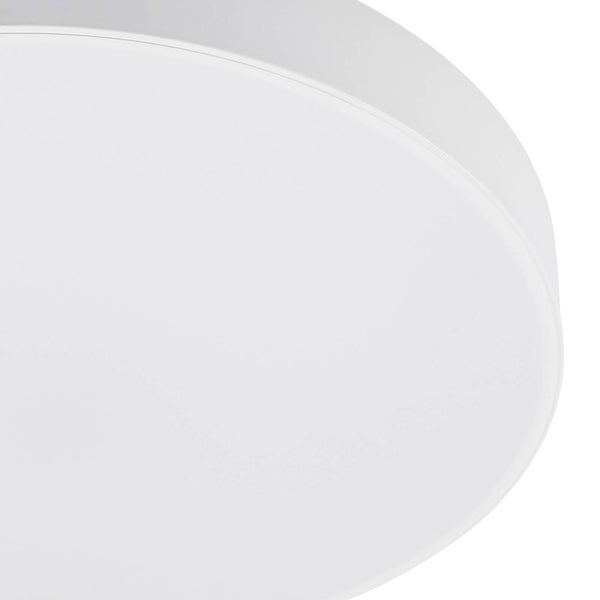 Weiße runde Deckenleuchte in flacher Bauform.