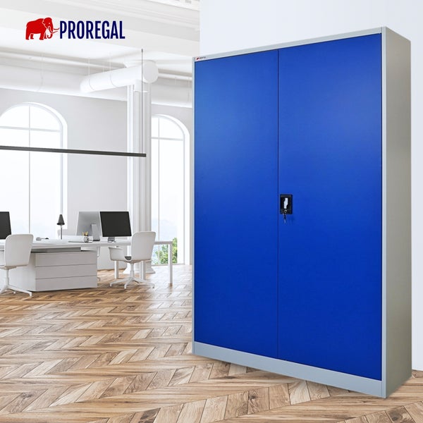 Abschließbarer Proregal Metallschrank mit blauen Türen in einem hellen, modernen Büro mit Holzboden und Schreibtischen. Proregal Logo.