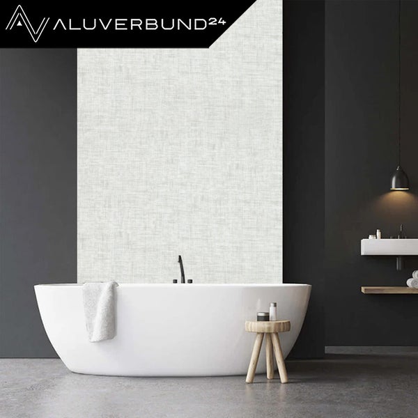Aluverbund24 Logo, moderne Badezimmerwand mit einer großflächigen, strukturierten Wandverkleidung hinter einer freistehenden Badewanne.