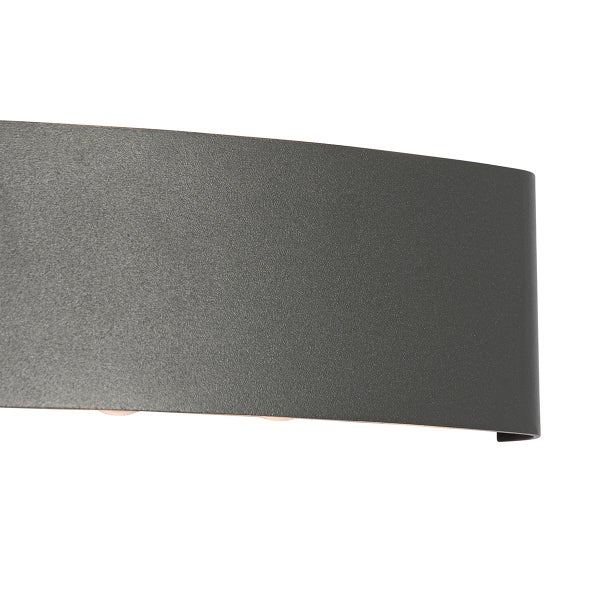 Nahaufnahme einer gebogenen Metall-Wandleuchte mit einer strukturierten anthrazitfarbenen Oberfläche.