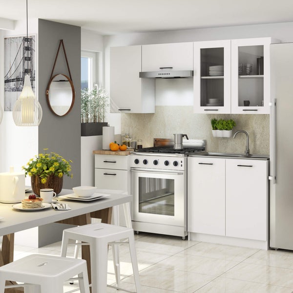 Helle Küche mit weißen Schränken, Esstisch und Stühlen