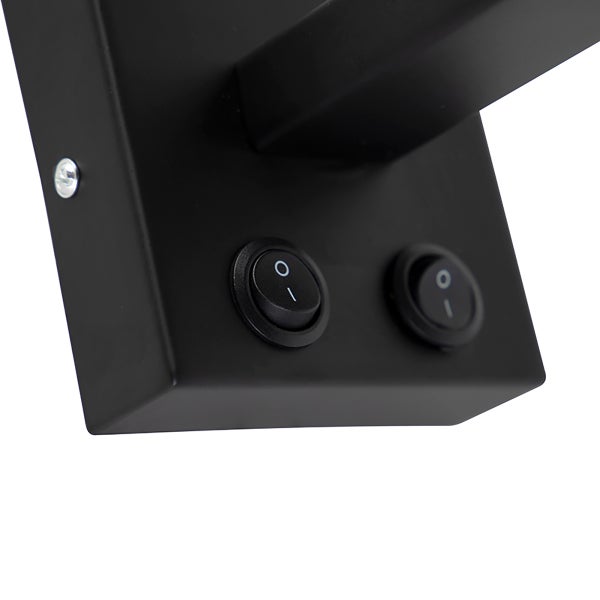 Detailansicht einer Wandleuchte aus schwarzem Metall mit zwei runden Wippschaltern.