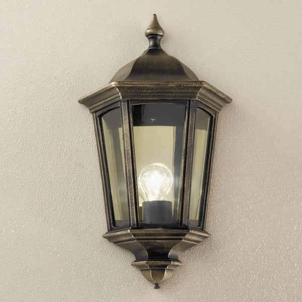 Klassische Außenwandleuchte im Laternen-Stil aus Metall und Glas mit Antik-Finish.