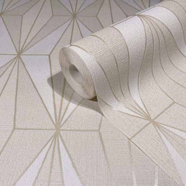 Eine Vliestapete mit geometrischem Rautenmuster und metallischen Linien auf einer Tapetenrolle.