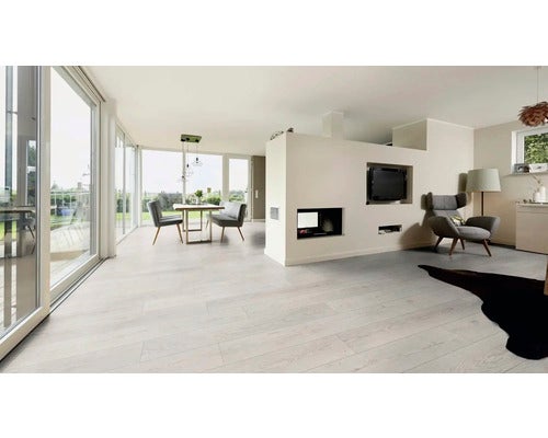 Helles Wohnzimmer mit Laminatboden, Esstisch und Sesseln