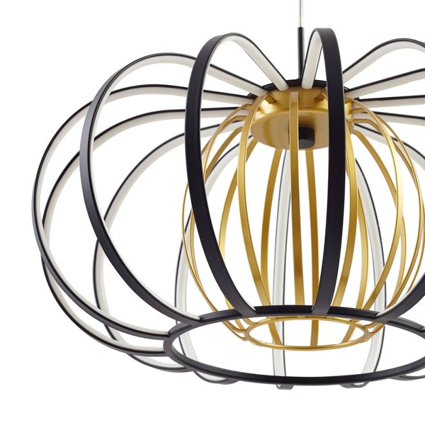 Moderne LED-Pendelleuchte mit ineinander verschlungenen schwarzen und goldfarbenen Metallbändern in Käfigoptik.
