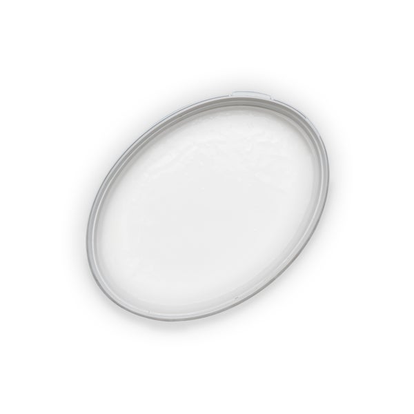 Draufsicht auf einen geöffneten ovalen Kunststoffeimer mit weißer Wandfarbe.