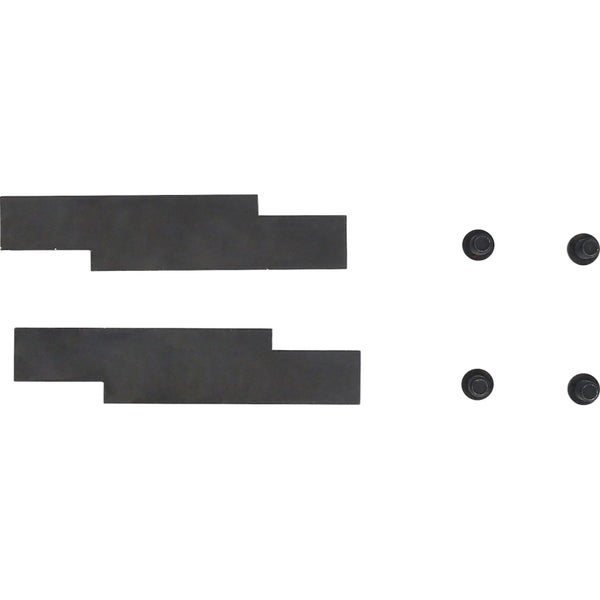 Zwei Sockelleisten und vier Schrauben