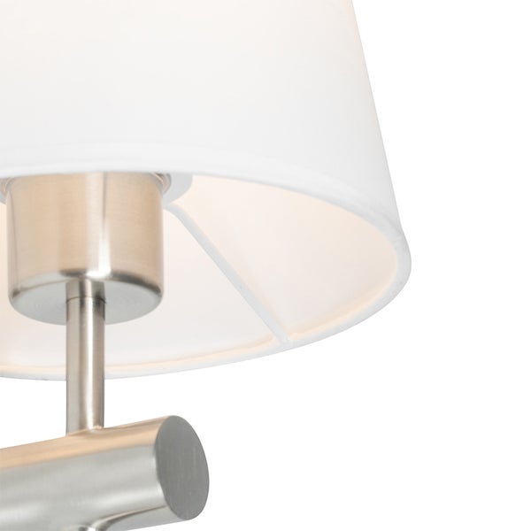 Detailaufnahme einer Lampe mit Schirm und Metallelementen