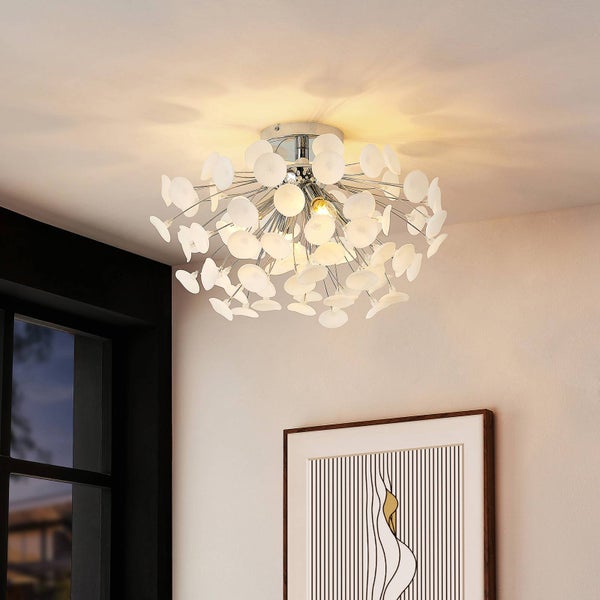 Deckenleuchte mit weißem Schirm im Wohnraum.