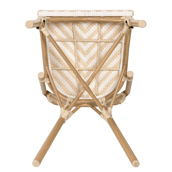 Bistro-Stuhl in Rattan-Optik mit Zickzack-Muster und runder Rückenlehne.