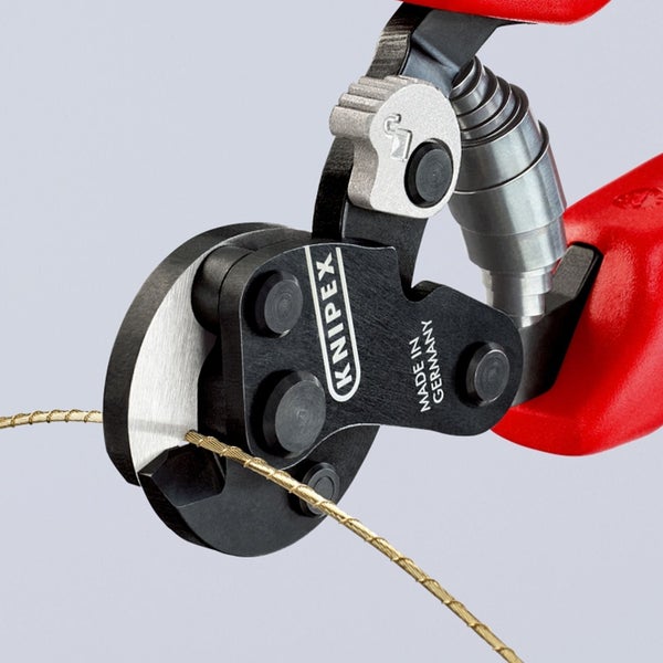 Knipex Drahtseilschere mit roten Griffen schneidet ein Drahtseil.