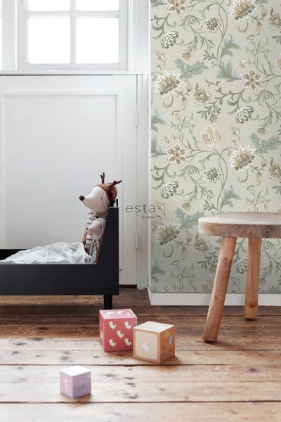 Helles Zimmer mit floral gemusterter Tapete, Kinderbett und Spielwürfeln