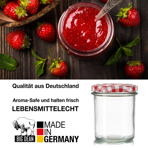 Einmachglas mit rot-weiß kariertem Deckel, umgeben von Erdbeeren und Marmelade, mit dem Hinweis Qualität aus Deutschland