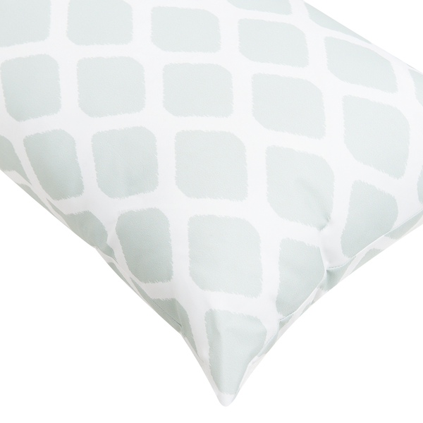Dekokissen mit geometrischem Muster auf Textilbezug
