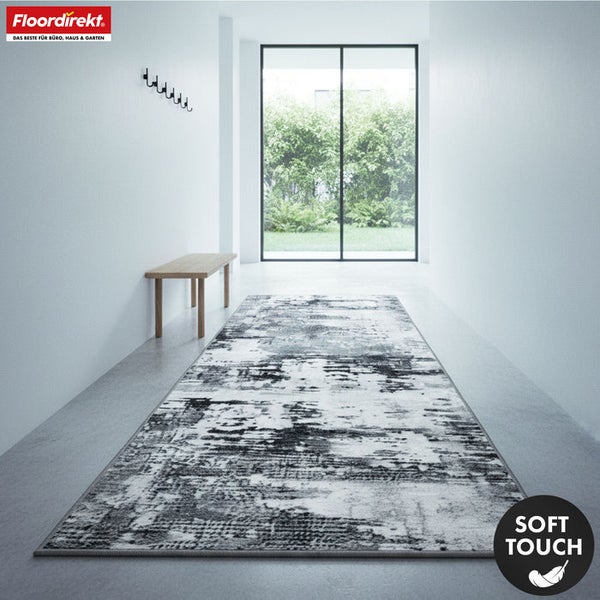 Flur mit abstraktem Teppichläufer, Holzbank und Garderobe