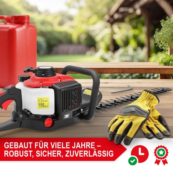 Benzin-Heckenschere mit Schneidmesser auf Holztisch neben Arbeitshandschuhen, Kraftstoffkanister, Sechskantschlüssel und Gütesiegeln im Garten.