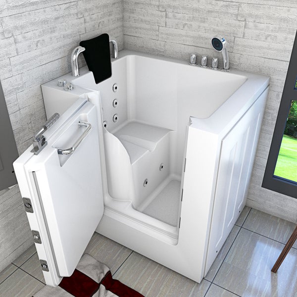 Begehbare Badewanne mit offener Tür und Sitzgelegenheit im Badezimmer