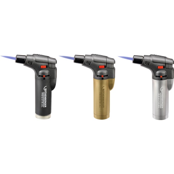 Drei Rothenberger Industrial Mikrobrenner in verschiedenen Metallic-Farben mit jeweils einer aktiven blauen Flamme.