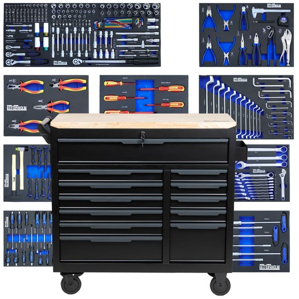 Bestückter Trutzholm Werkstattwagen mit Werkzeugset in Schaumstoffeinlagen, Steckschlüsseln, Zangen und Schraubendrehern sowie einer Holzplatte.