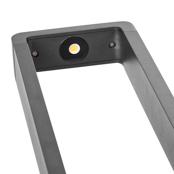 Nahaufnahme einer LED-Außenleuchte mit rechteckigem Metallrahmen und integrierter Lichtquelle.