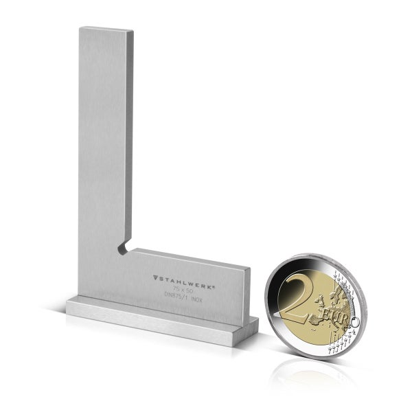 Vier Stahlwinkel in verschiedenen Größen und eine Zwei-Euro-Münze