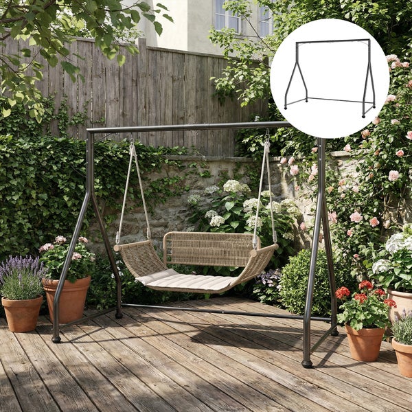 Hollywoodschaukel mit anthrazitfarbenem Metallgestell und geflochtenem Sitz auf einer Holzterrasse, umgeben von Pflanzen und einem Holzzaun.