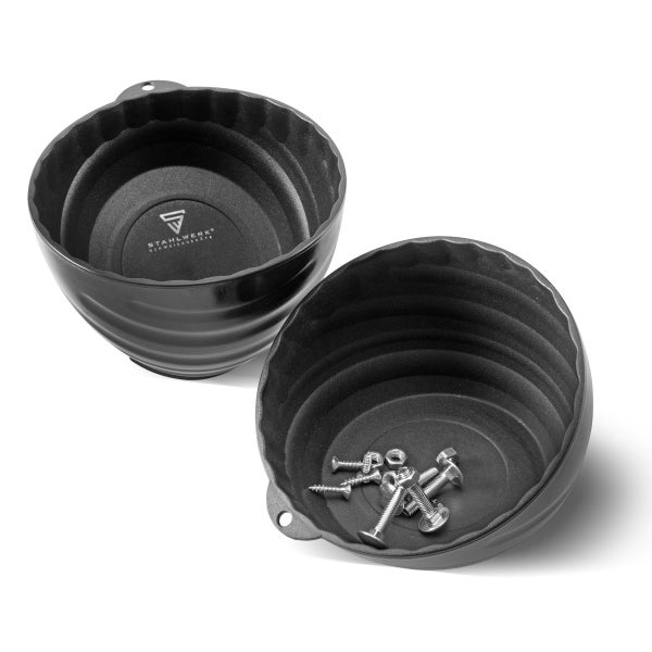 Zwei Werkzeugschalen aus Kunststoff, eine davon mit Schrauben und Muttern gefüllt